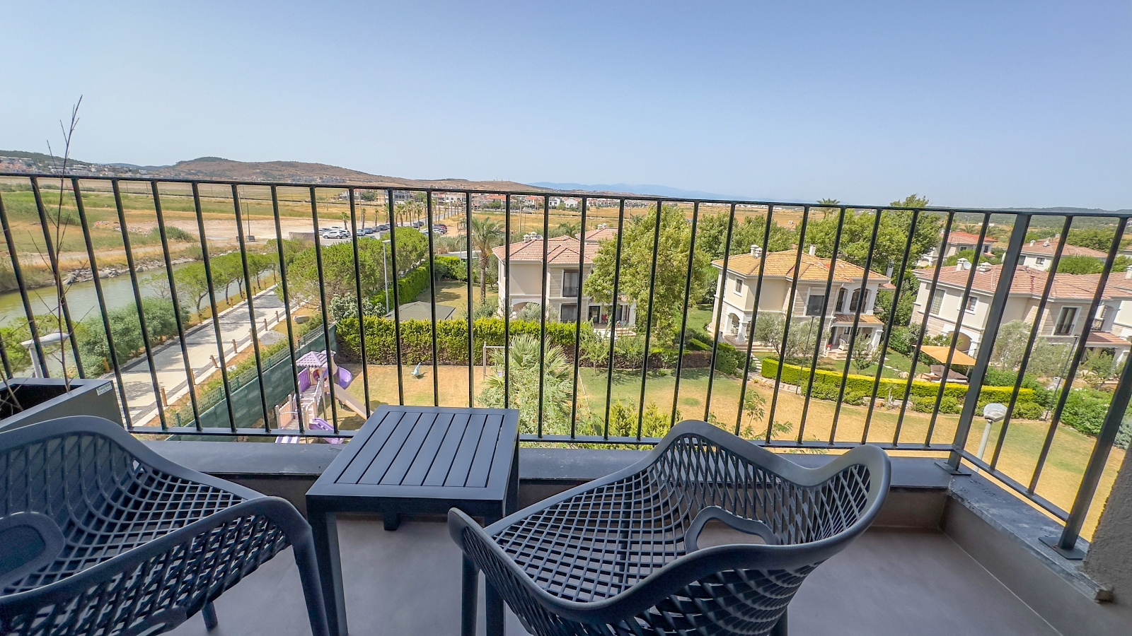 3 Kişilik Doğa Manzaralı Standart Oda