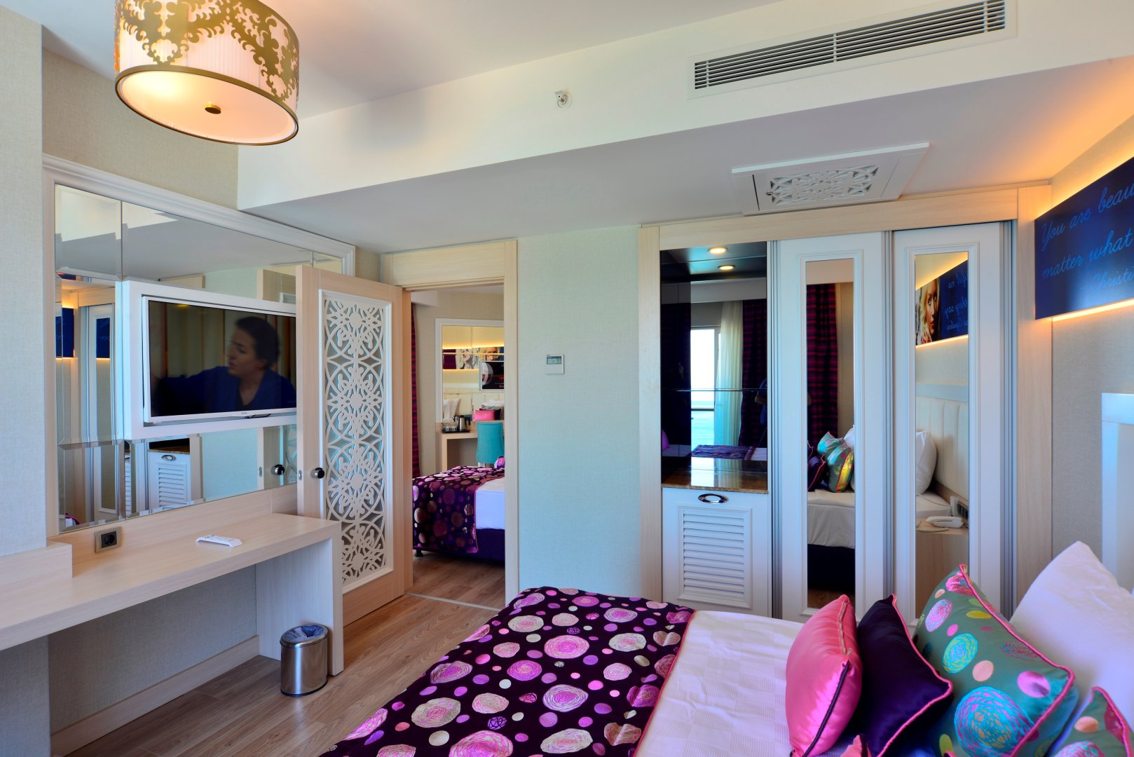 DELUXE FAMILY ROOM 2 BEDROOMS LAND VIEW