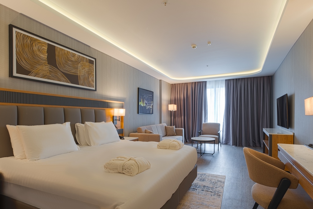 SUPERIOR POOL VIEW WITH BALCONY