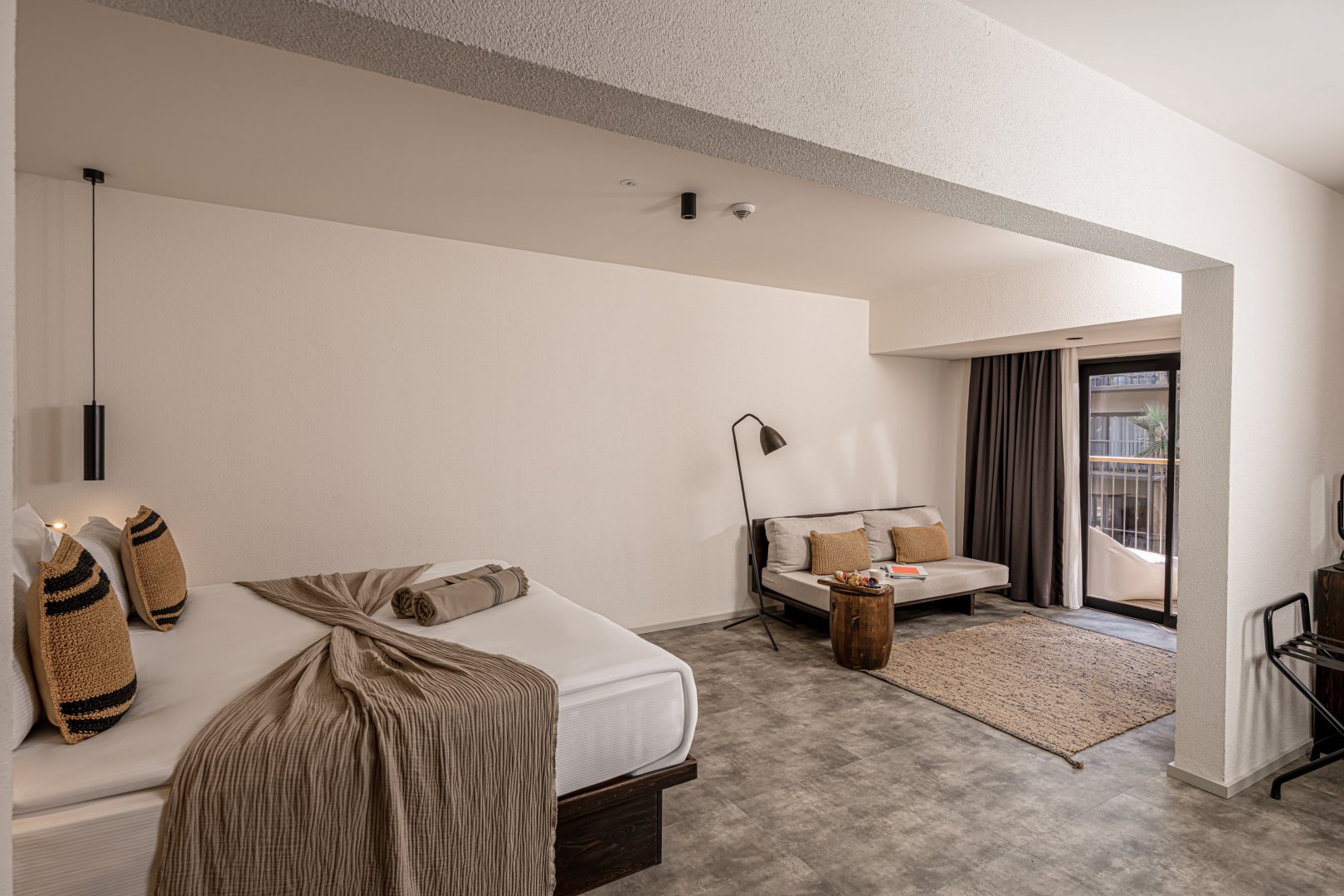 DELUXE STANDARD ROOM 