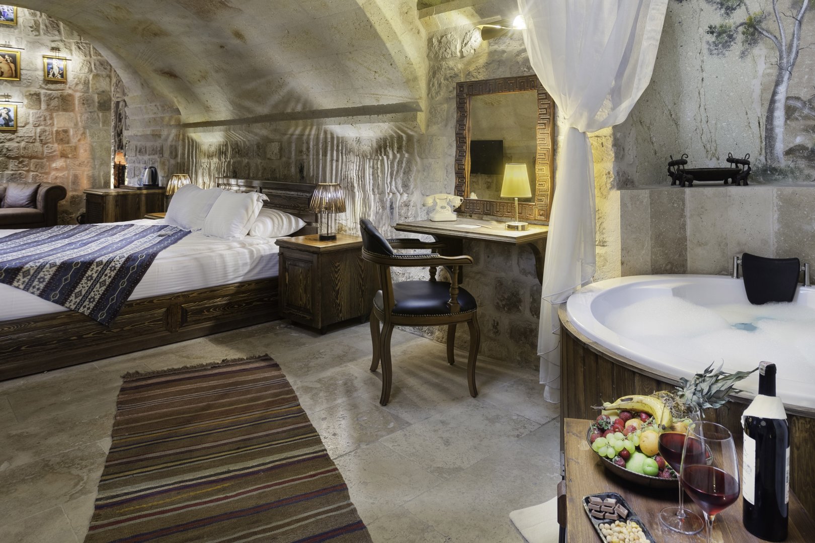 SUPERIOR POOL SUITE WITH JACUZZI