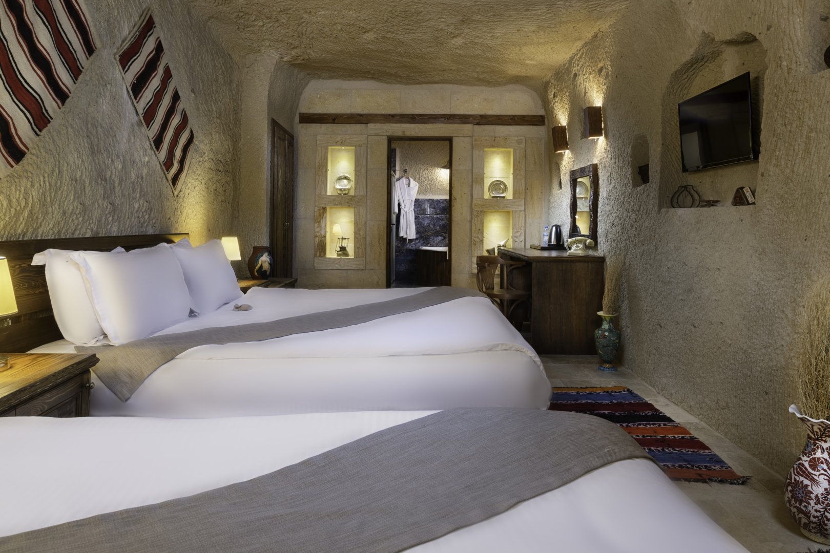 CAVE ROOM WITH JACUZZI