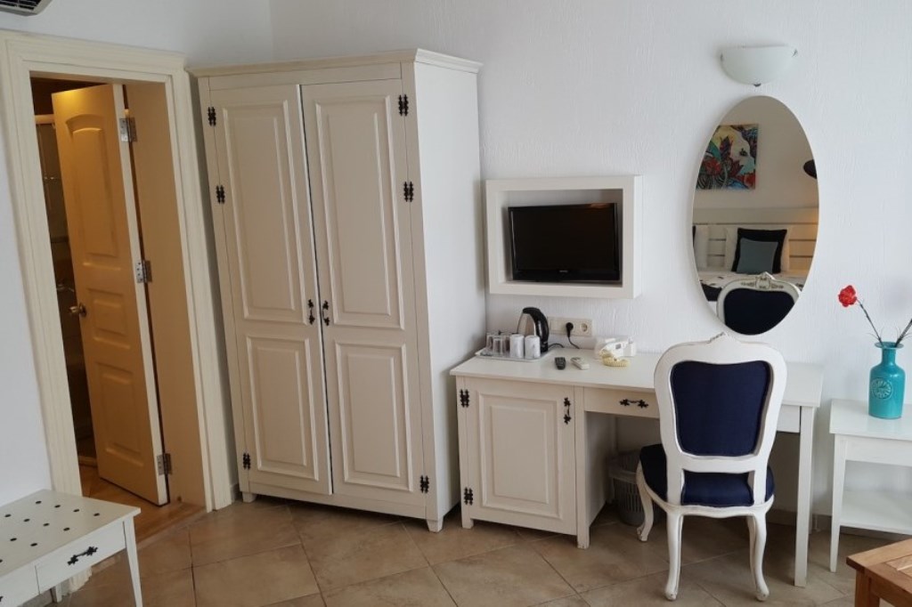 FAMILY ROOM GARDEN VIEW WITH BUNKBED