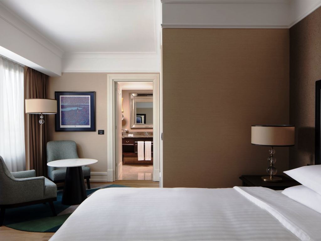 DELUXE CITY VIEW ROOM 