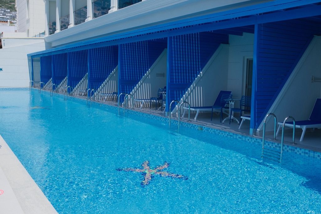 Swim Up Room with Terrace