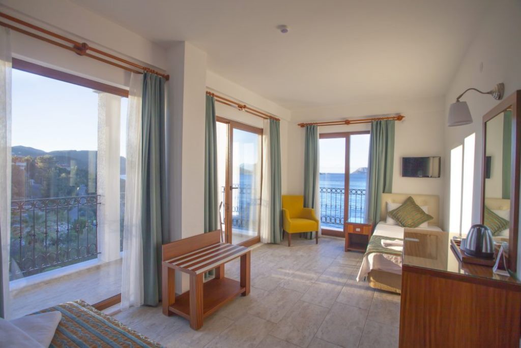 SUPERIOR ROOM FRONTAL SEA VIEW