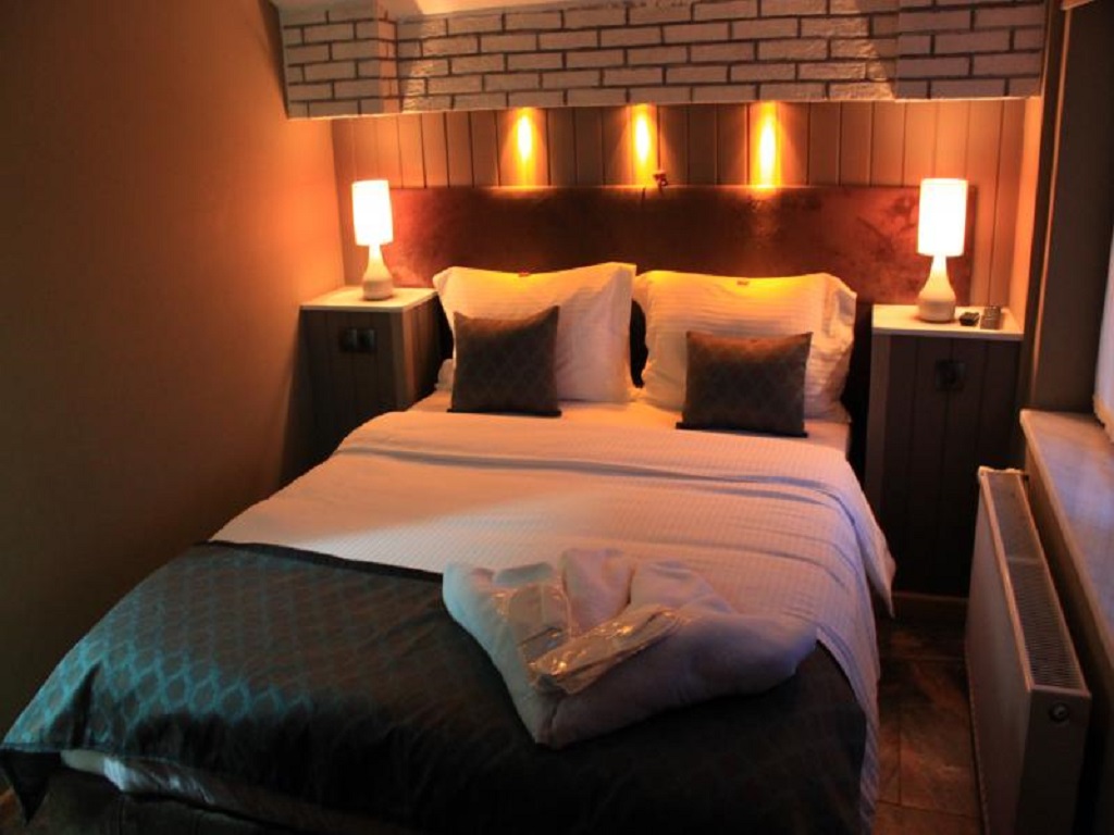 Nehir Manzaralı Oda