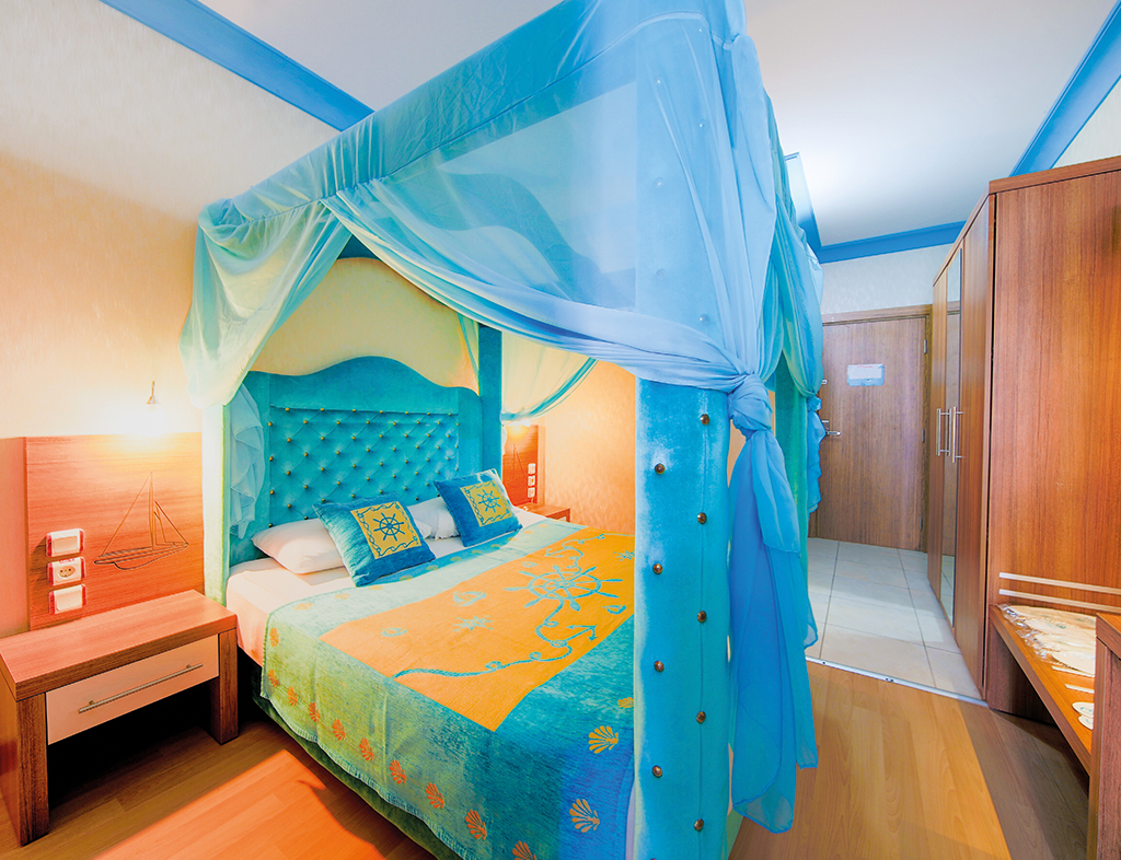 LARGE FAMILY ROOM WITH SEPERATOR