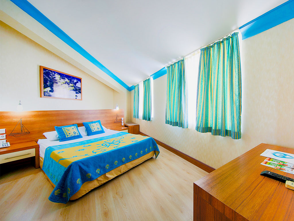 FAMILY ROOM WITH CONNECTING DOOR