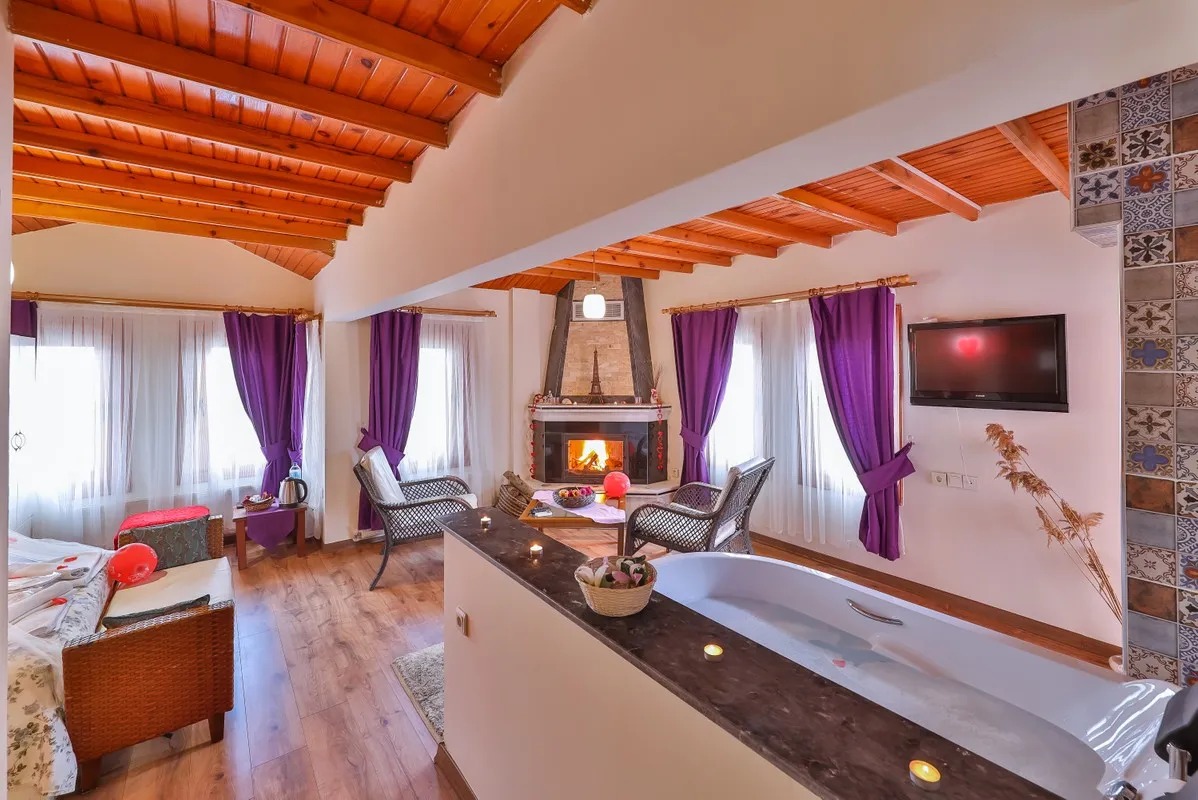 Bahçe Manzaralı Çift Kişilik Spa Küvetli Şömineli ve Balkonlu Balayı Odası