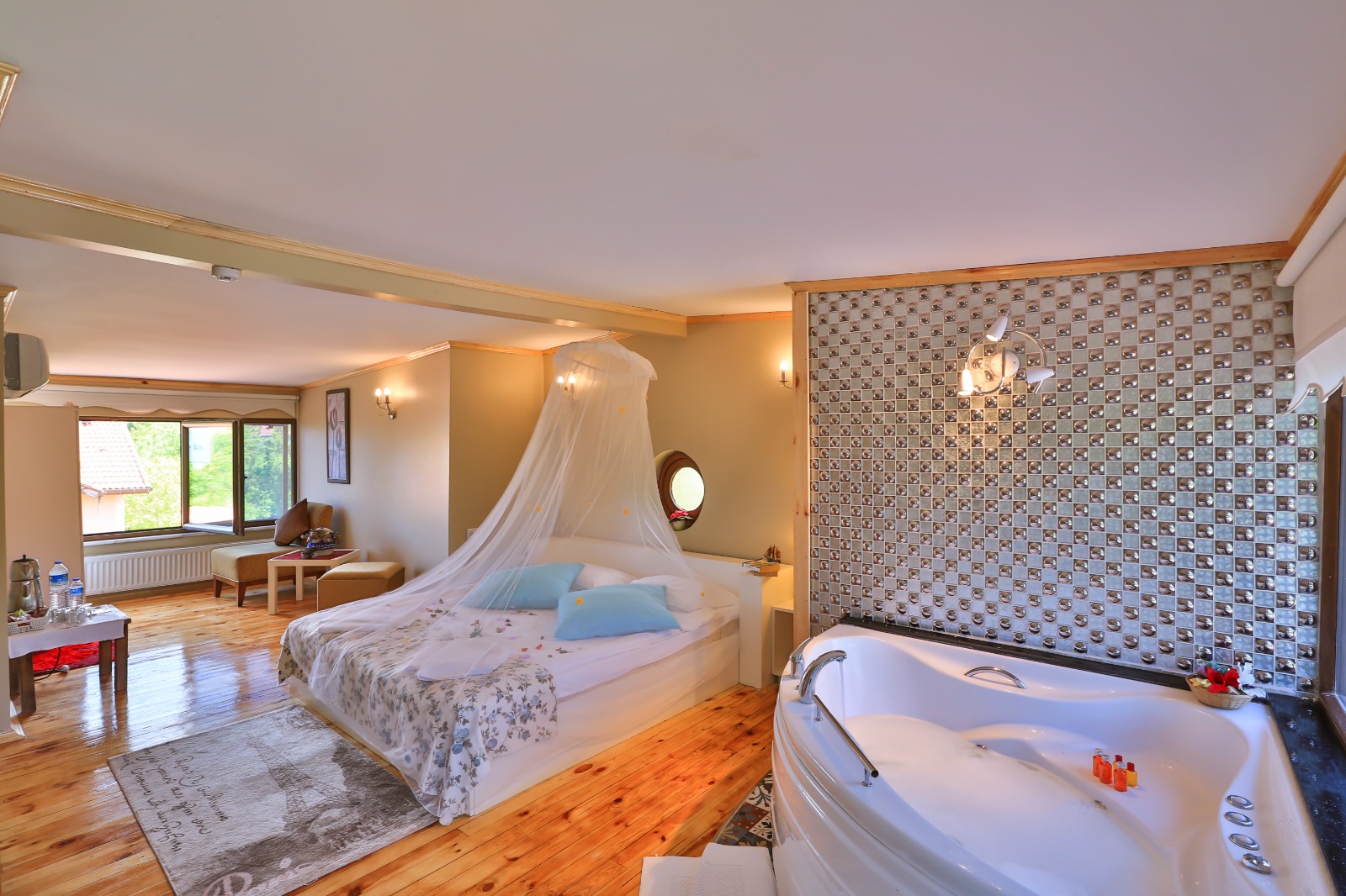 Deluxe Suit Spa Küvetli Şömineli Isıtıcılı , Balkonlu Nehir Manzaralı Oda 