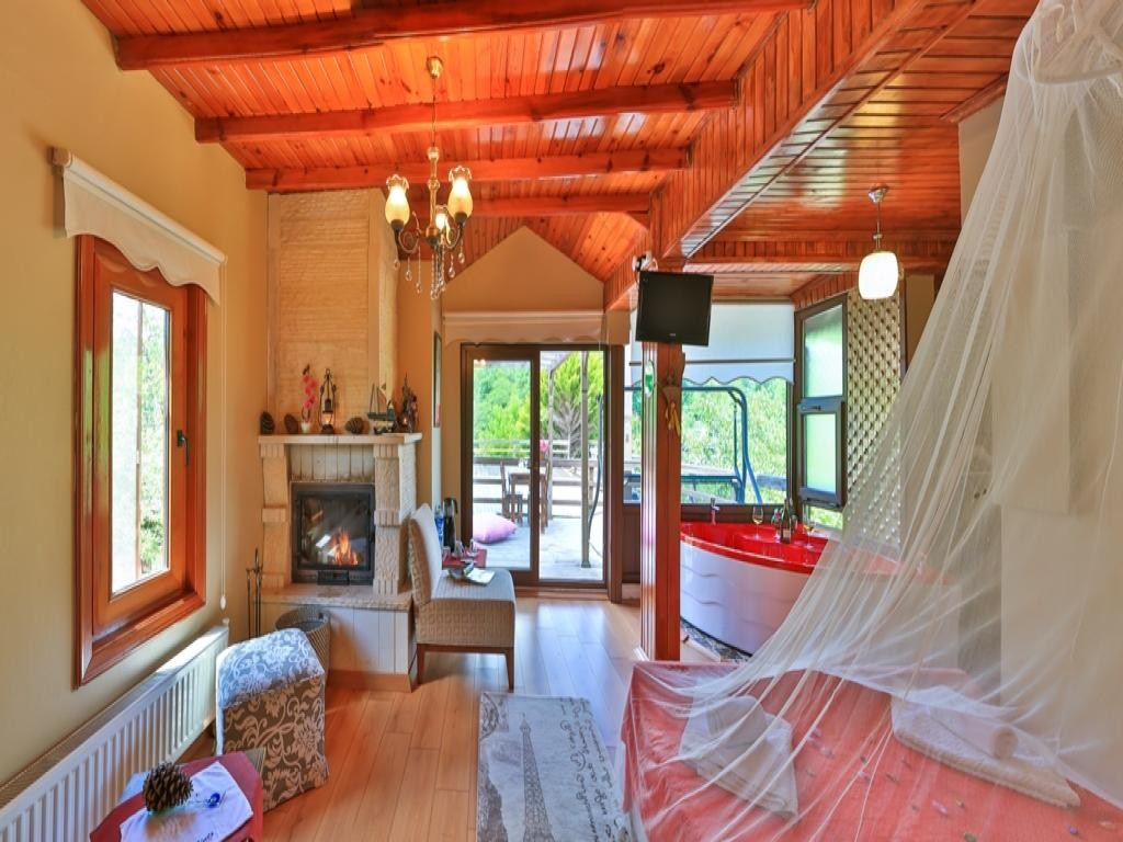 Çift Kişilik Şömineli Spa Küvetli Teraslı Nehir Manzaralı Oda 
