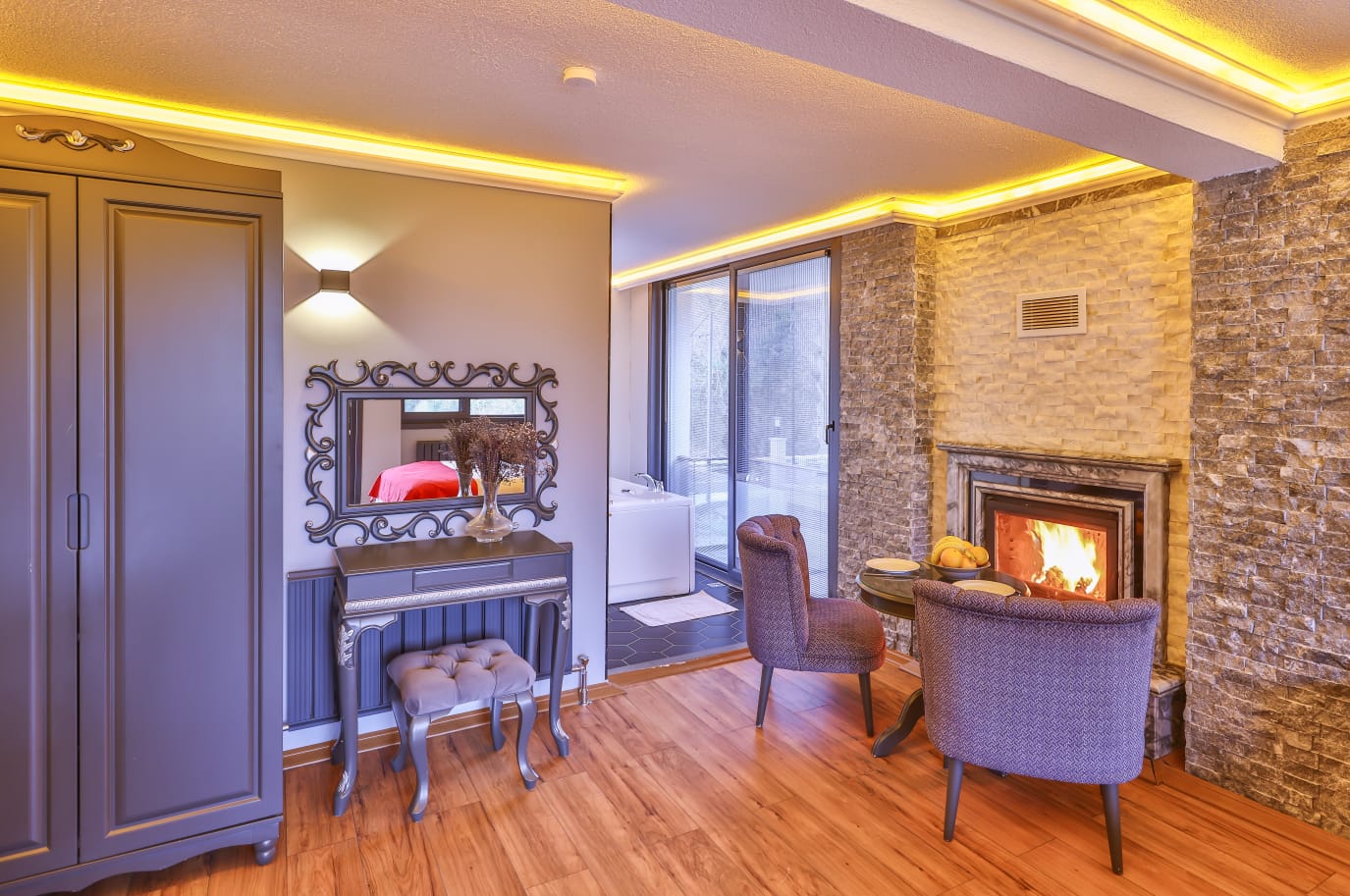 Balkonlu Hamamlı, Saunalı, Jakuzili, Şok Duşlu ve Şömineli Hera Oda 