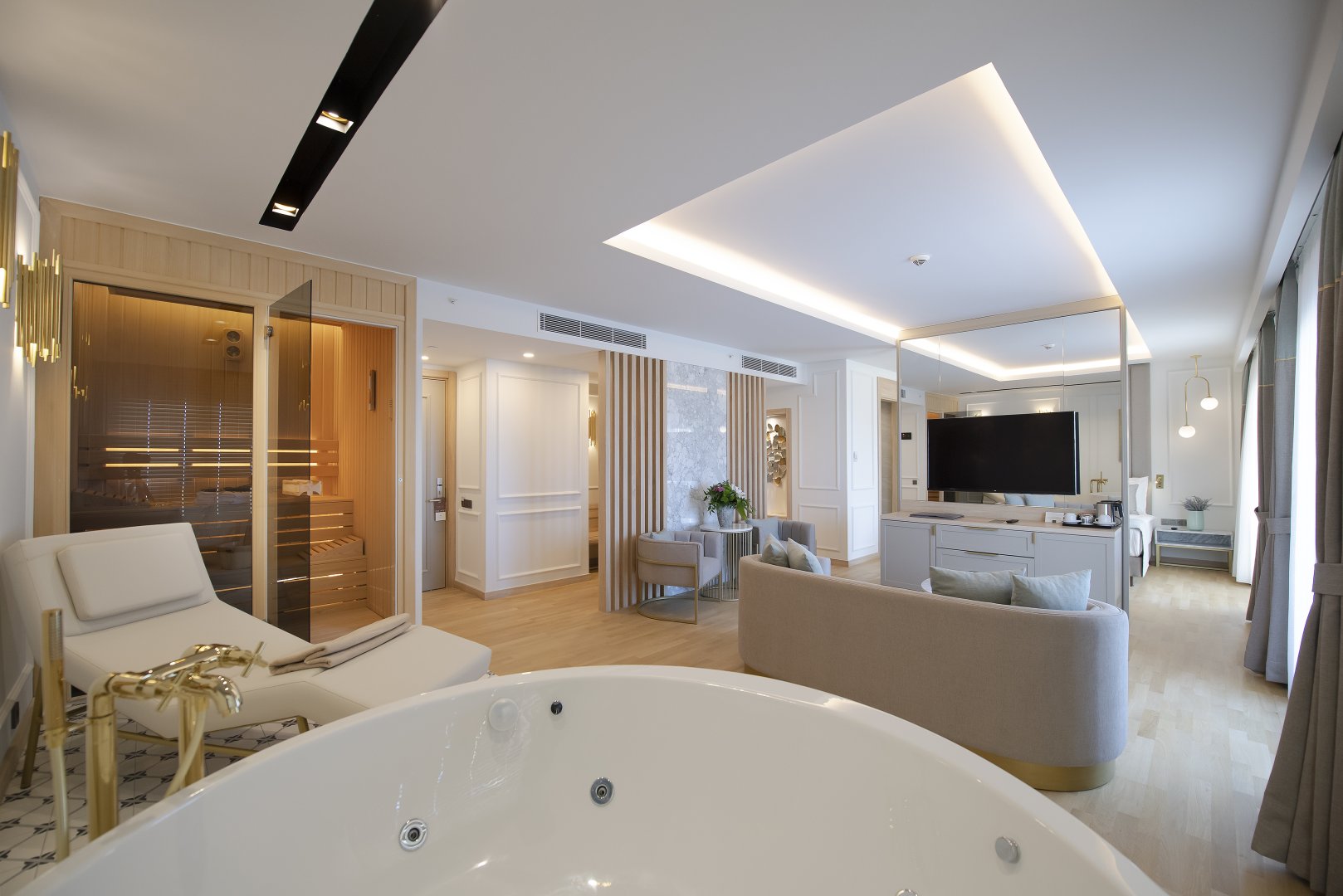 SUITE WITH JAKUZZI & SAUNA