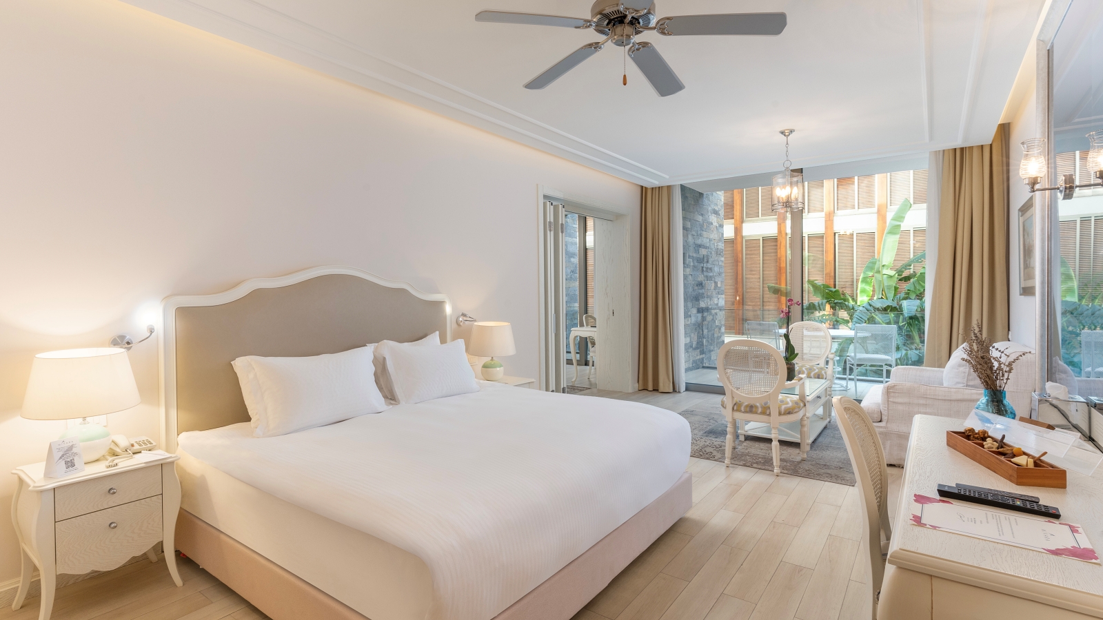 EXCLUSIVE SUITE WITH LIVING ROOM SEA VIEW