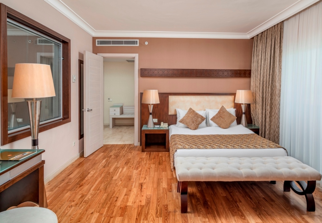 FAMILY ROOM LAND VIEW