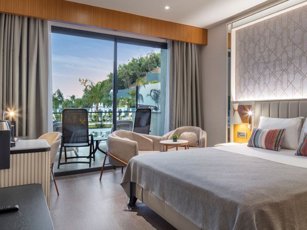 FAMILY SWIM UP ROOM GARDEN VIEW