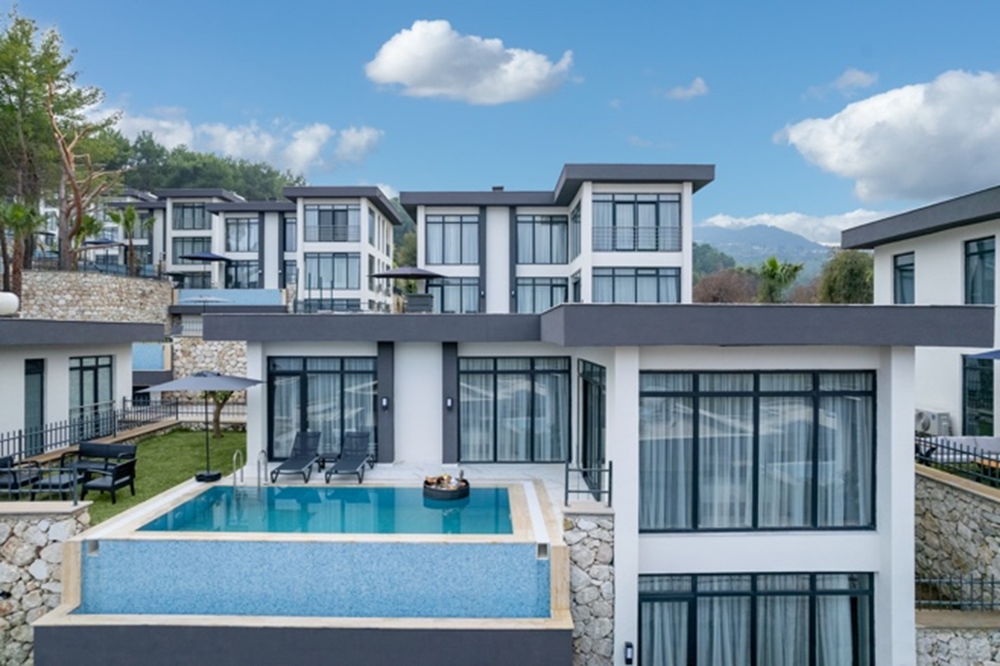 EXECUTIVE POOL SUITE 