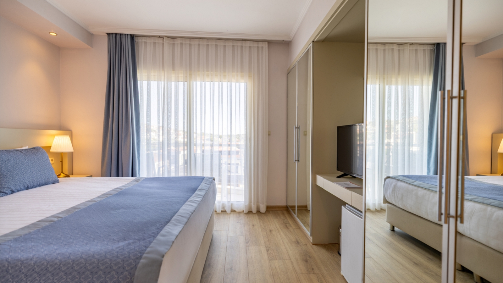 Superior Kara Manzaralı Oda