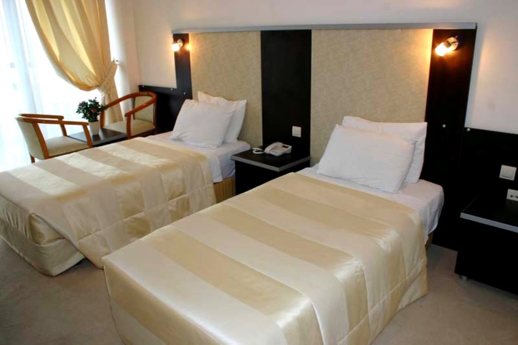 Standard Land Riew Room