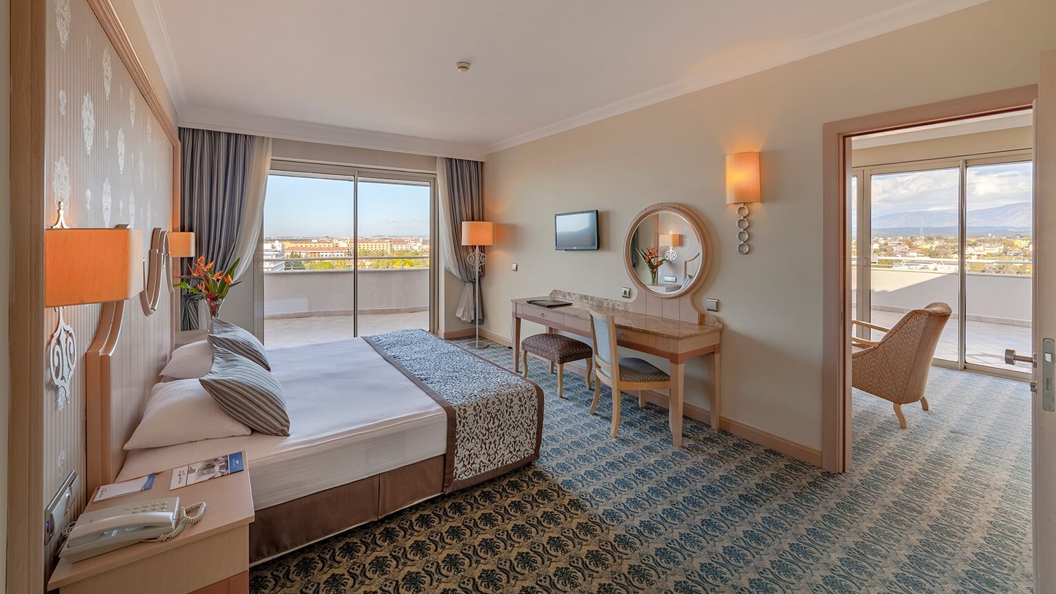 CORNER JACUZZI SUITE LAND VIEW