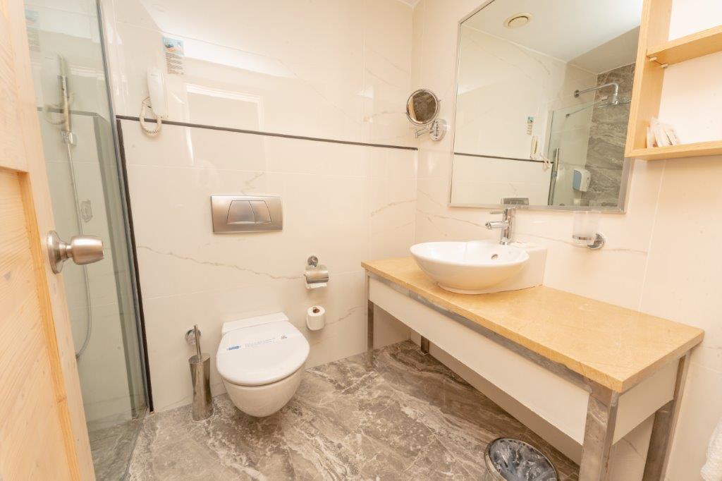 LAKE HOUSE UPPER ROOM