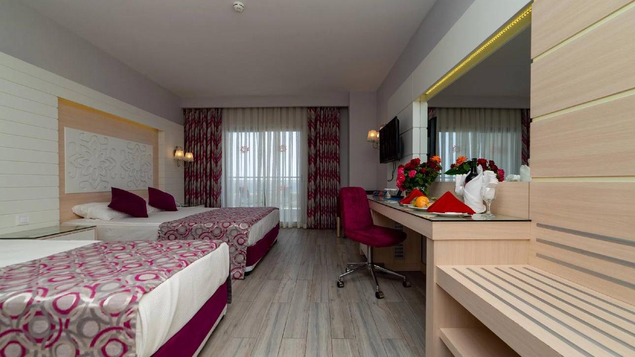 FAMILY ROOM 2 BEDROOMS SIDE SEA VIEW