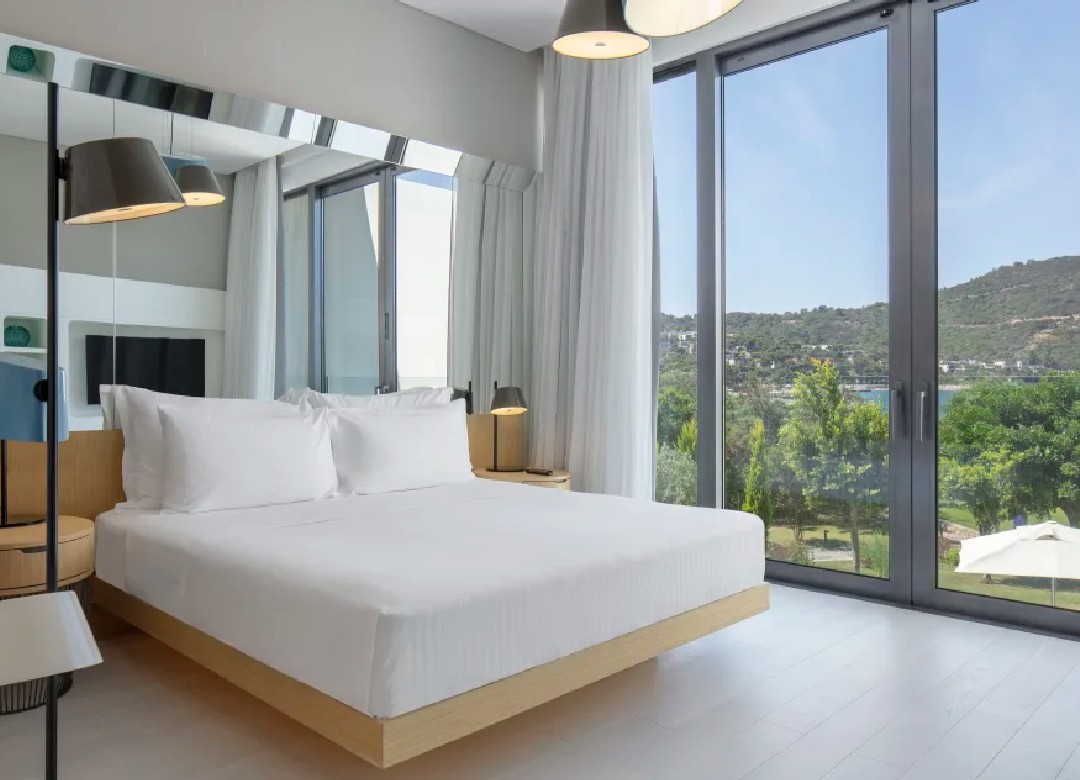 King Deluxe Room with Partial Sea View