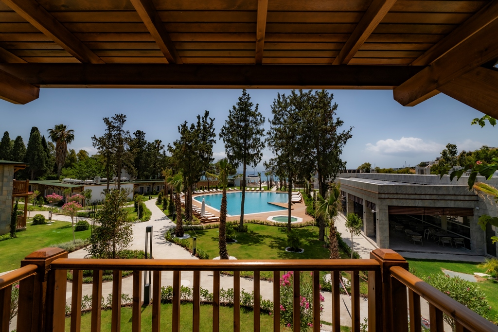 DELUXE ROOM SEA & POOL VIEW 