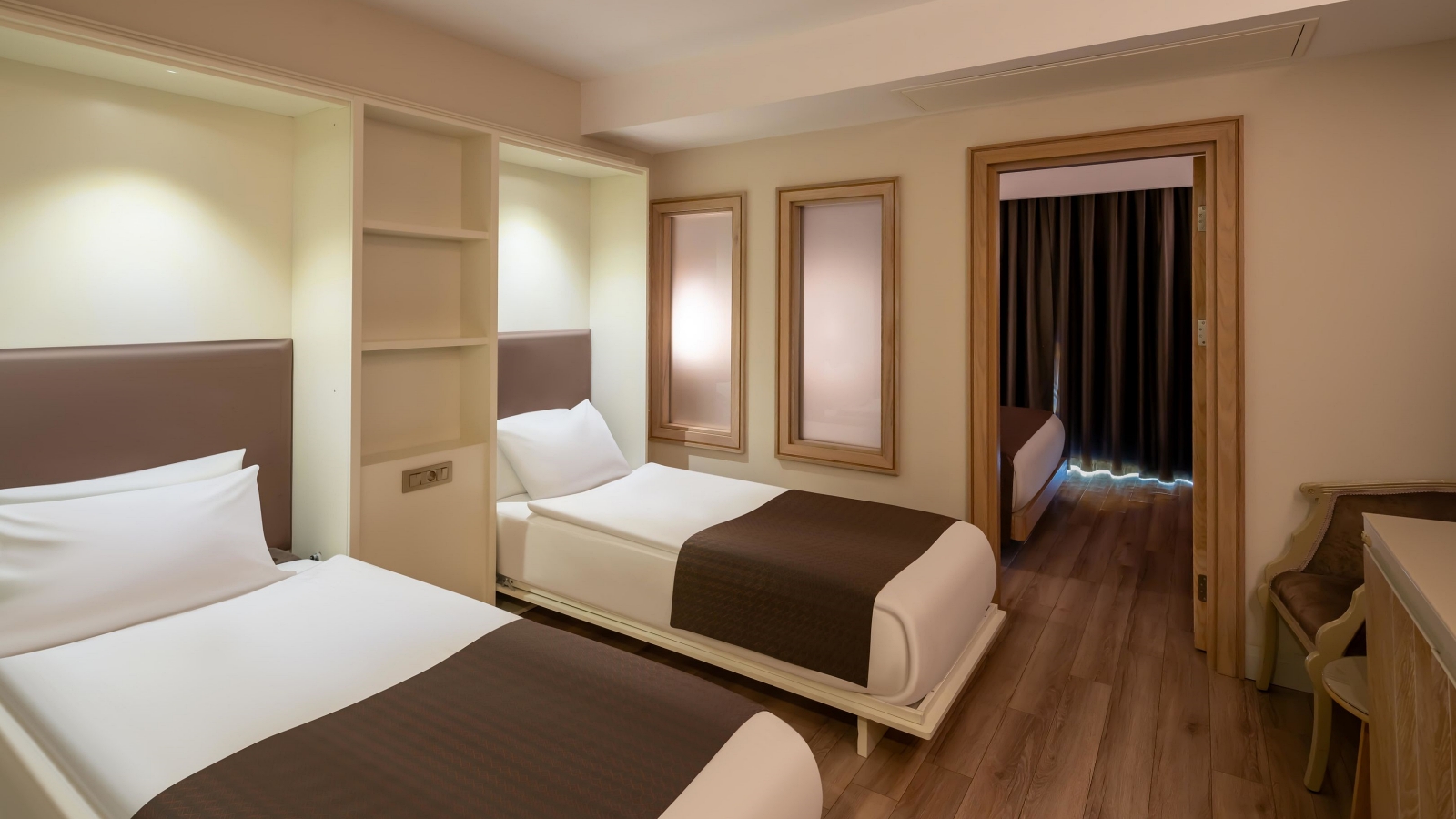 DELUXE FAMILY GARDEN ROOM