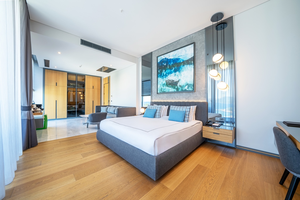 MAIN BUILDING SUITE WITH SIDE SEA VIEW