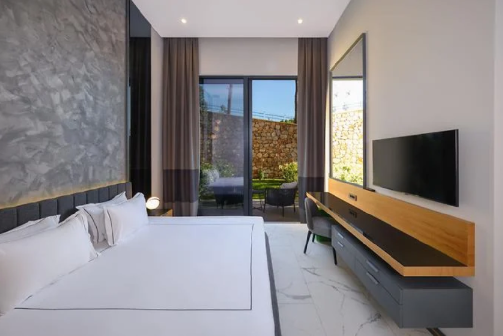 DELUXE SUITE WITH TERRACE &JACUZZI