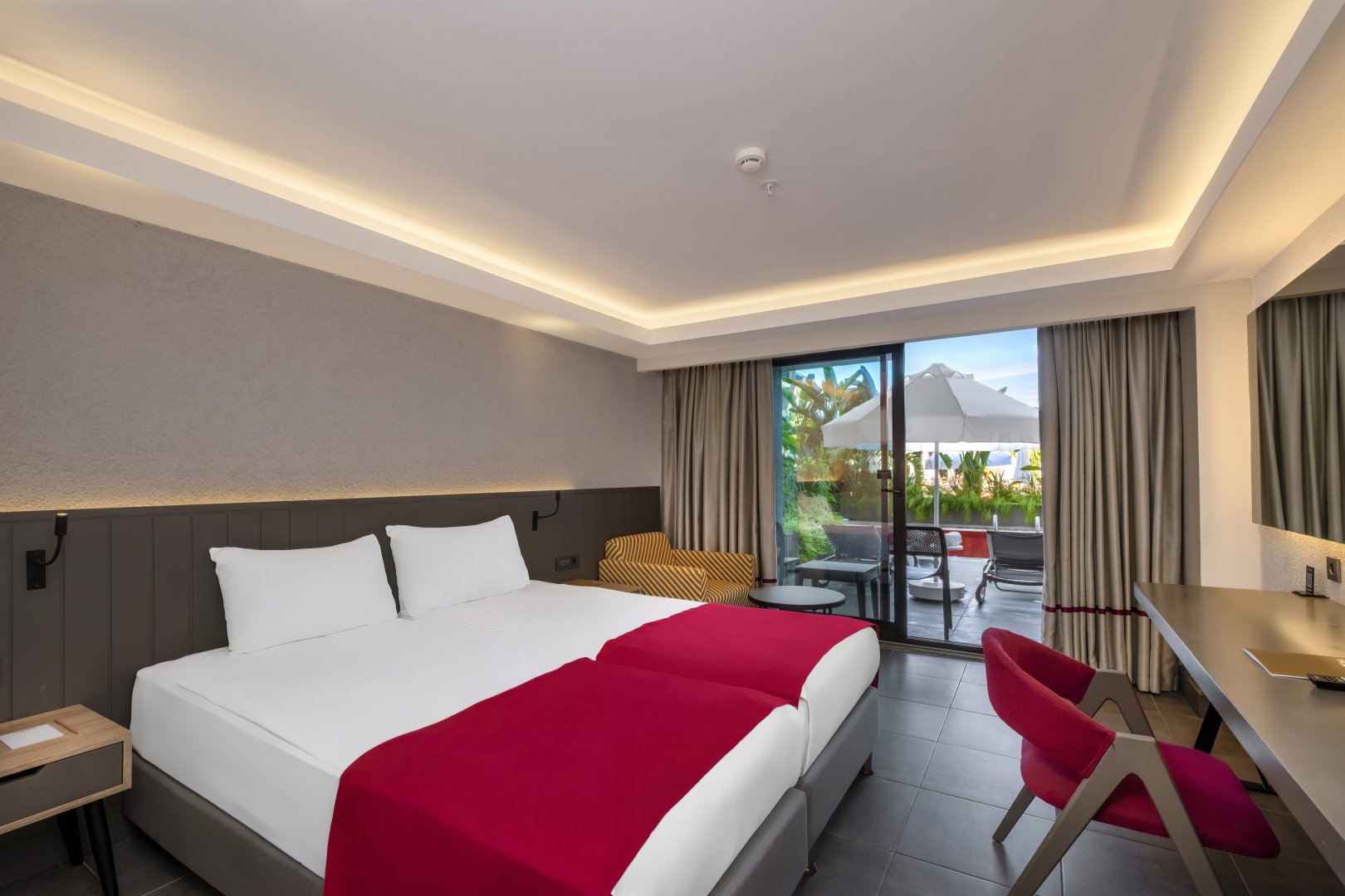 SWIM UP ROOM (ONLY ADULTS 16+) 