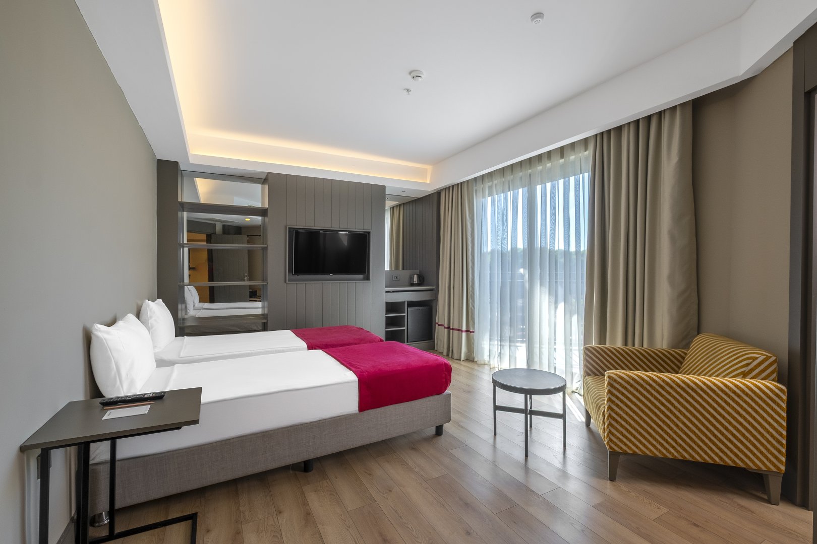 FAMILY ROOM WITH CONNECTION DOOR