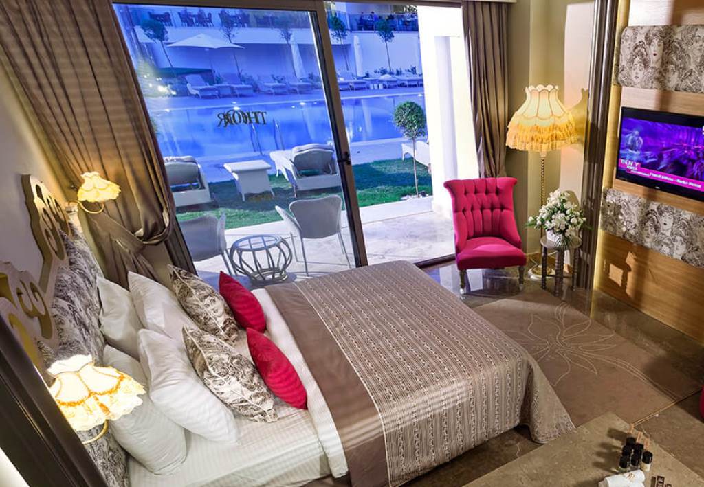 STANDARD POOL ACCESS TERRACE