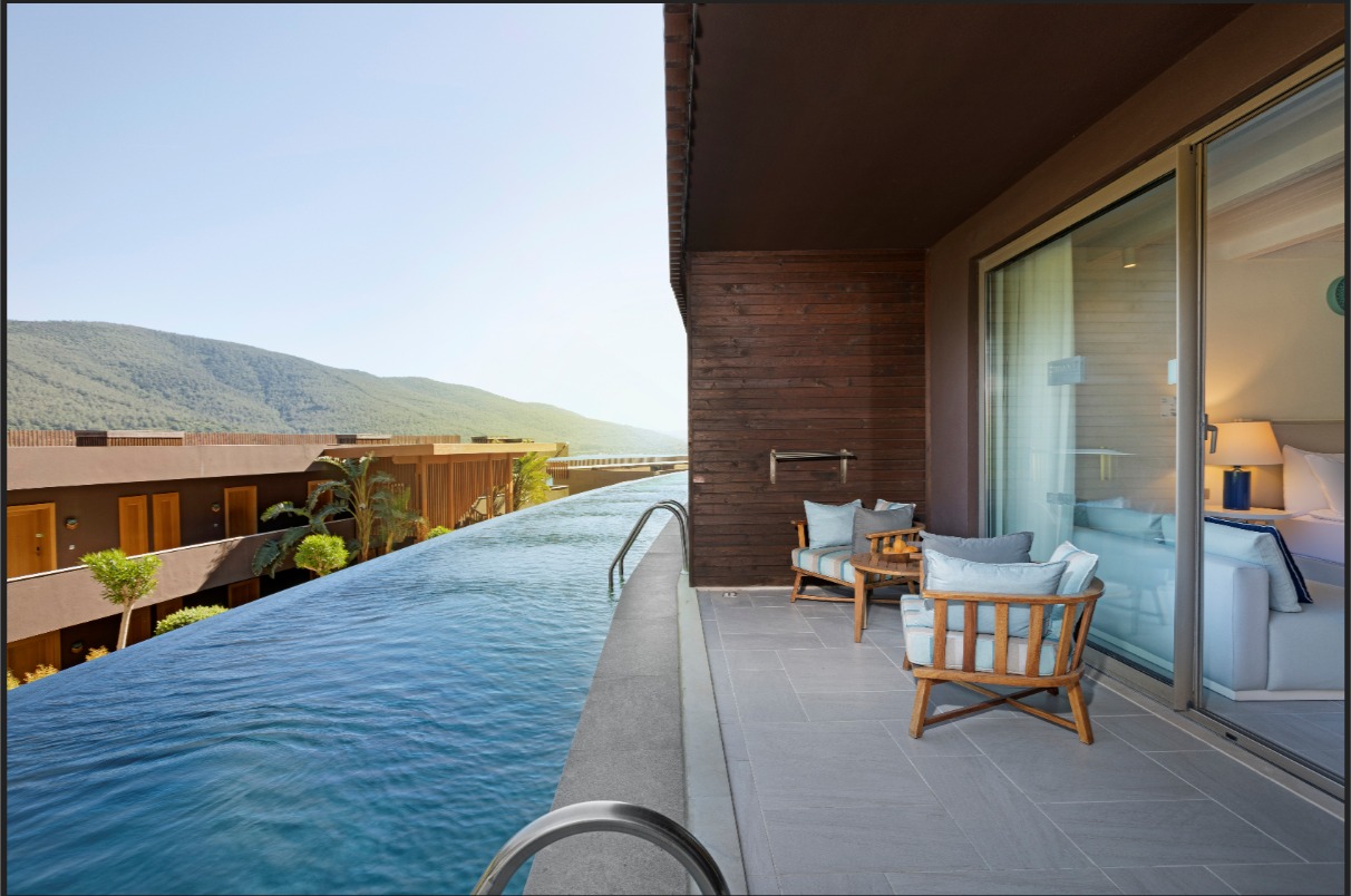 SWIM UP SUPERIOR ROOM