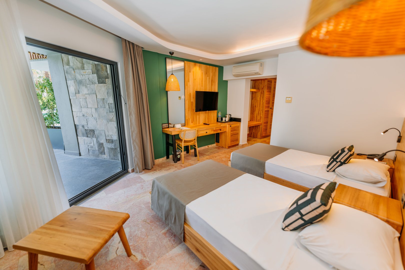 LAGOON SWIM UP ROOM - DIRECT POOL ACCESS