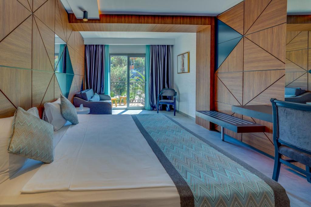 STANDARD LARGE MAINBUILDING WITH BALCONY / Garden View