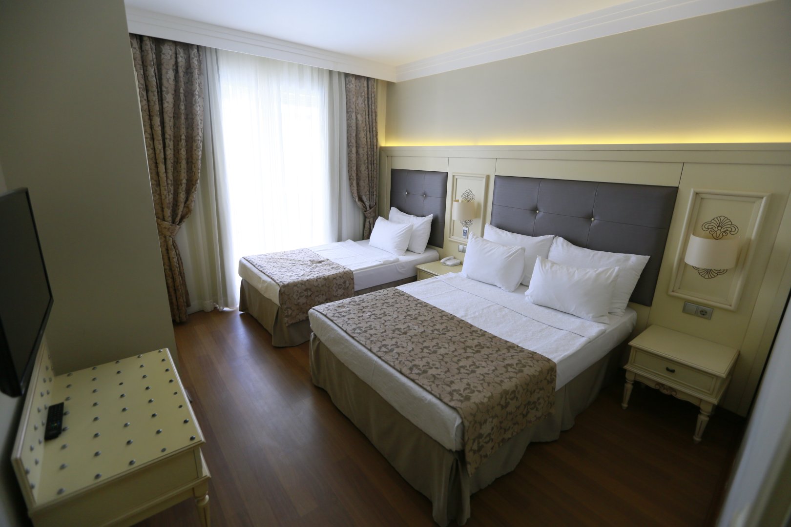 FAMILY CONNECTING ROOM