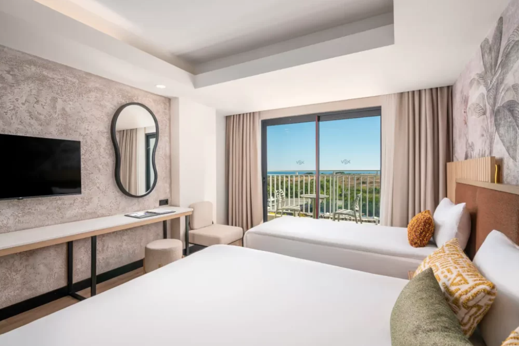 Standart Havuz Manzaralı Oda