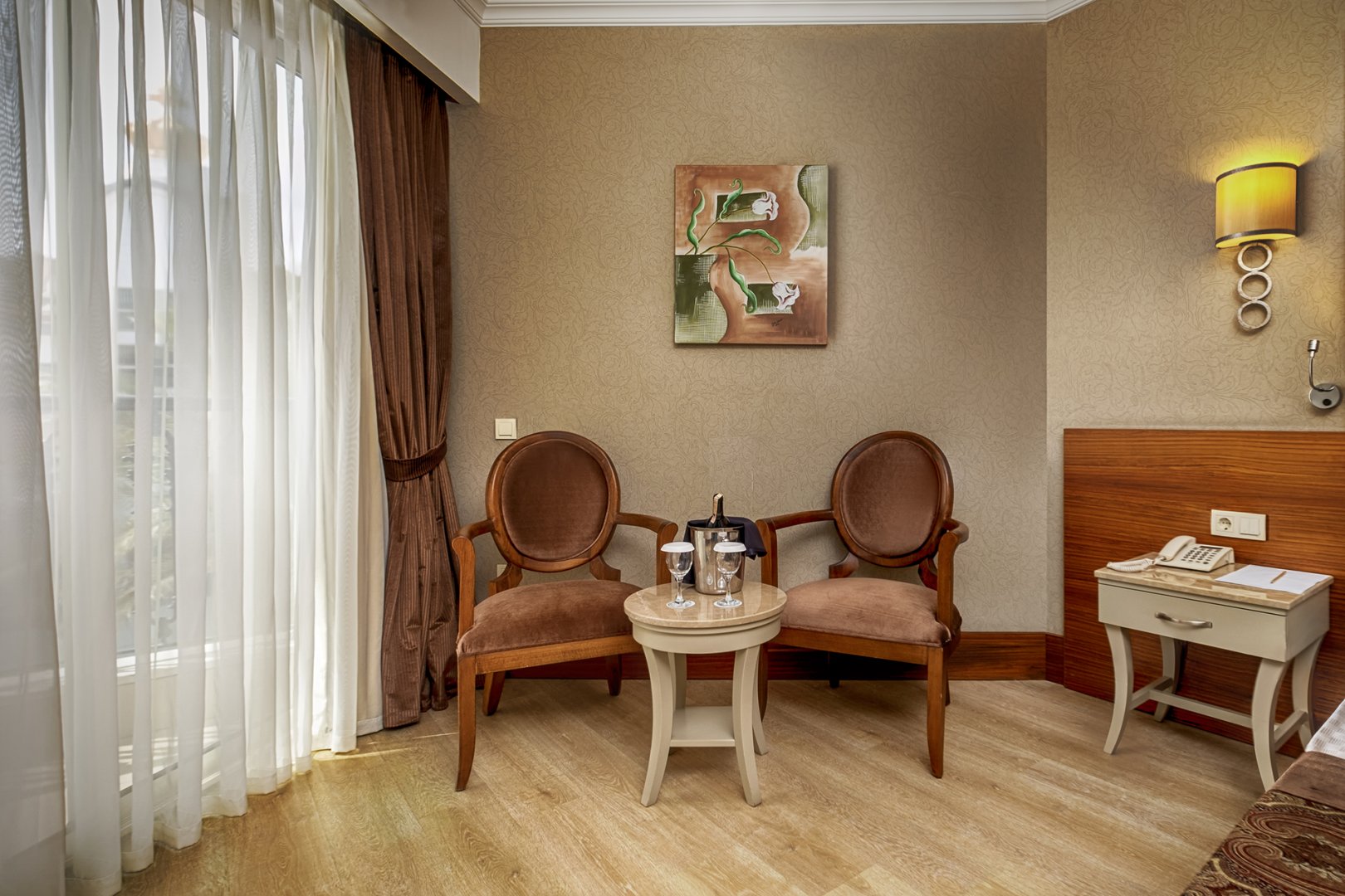 LARGE ROOM LAND VIEW 