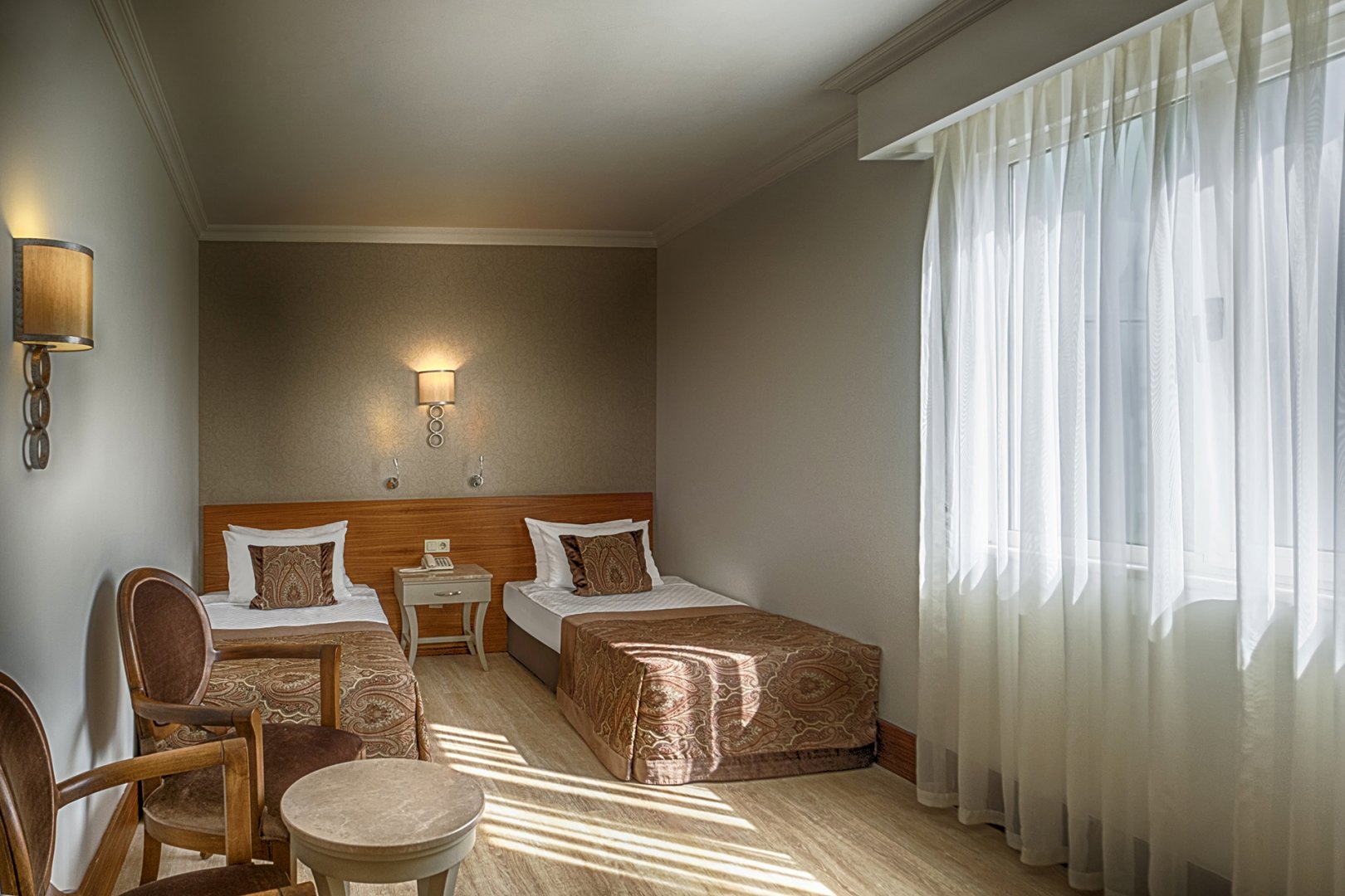 FAMILY ROOM POOL VIEW 