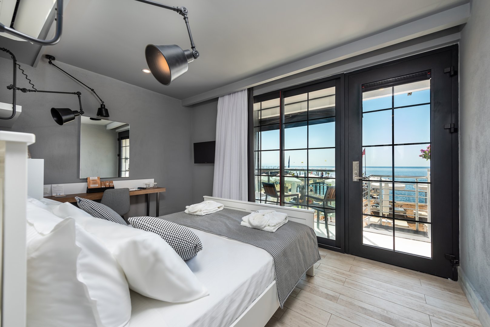 PREMIUM BEACH FRONT ROOM