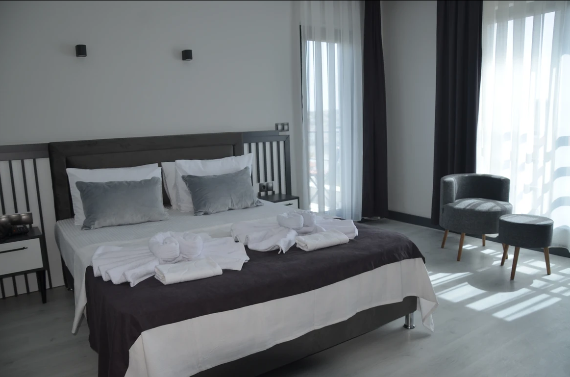 STANDARD ROOM POOL VIEW