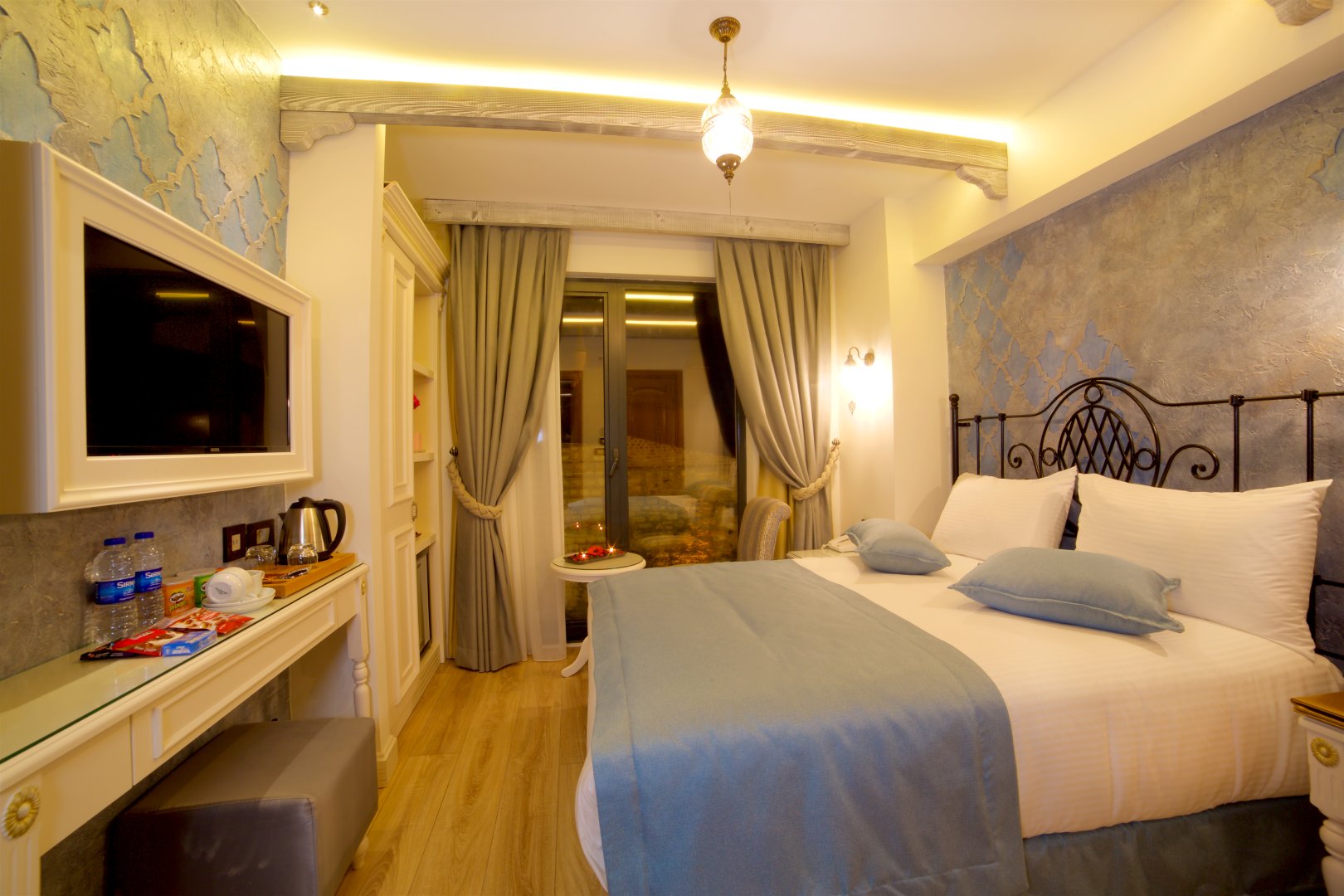  FAMILY ROOM WITH GARDEN VIEW