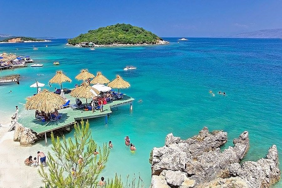 Arnavutluk, kristal berraklığındaki plajları, dağ tatilleri ve bütçe dostu seçenekleriyle Avrupa'nın öne çıkan tatil destinasyonlarından biri haline geliyor