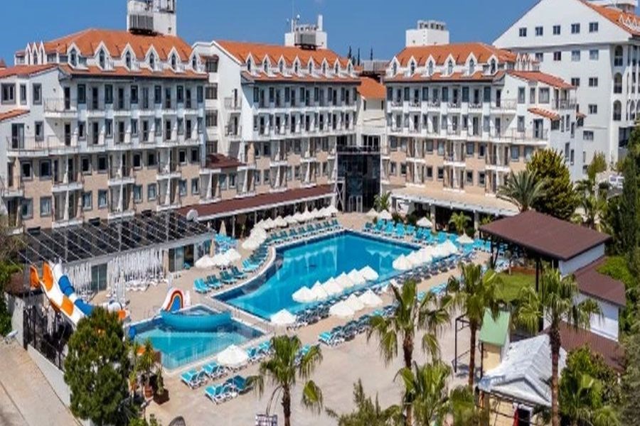 İkinci otelini Side'ye açtı