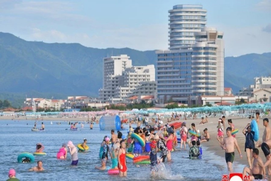 Kuzey Kore'de plaj keyfi dönemi!