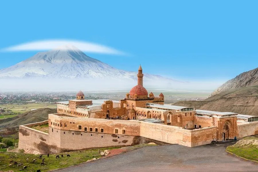 Zirvenin Gölgesinde Ağrıda Geçmişle Doğanın Buluştuğu Yolculuk