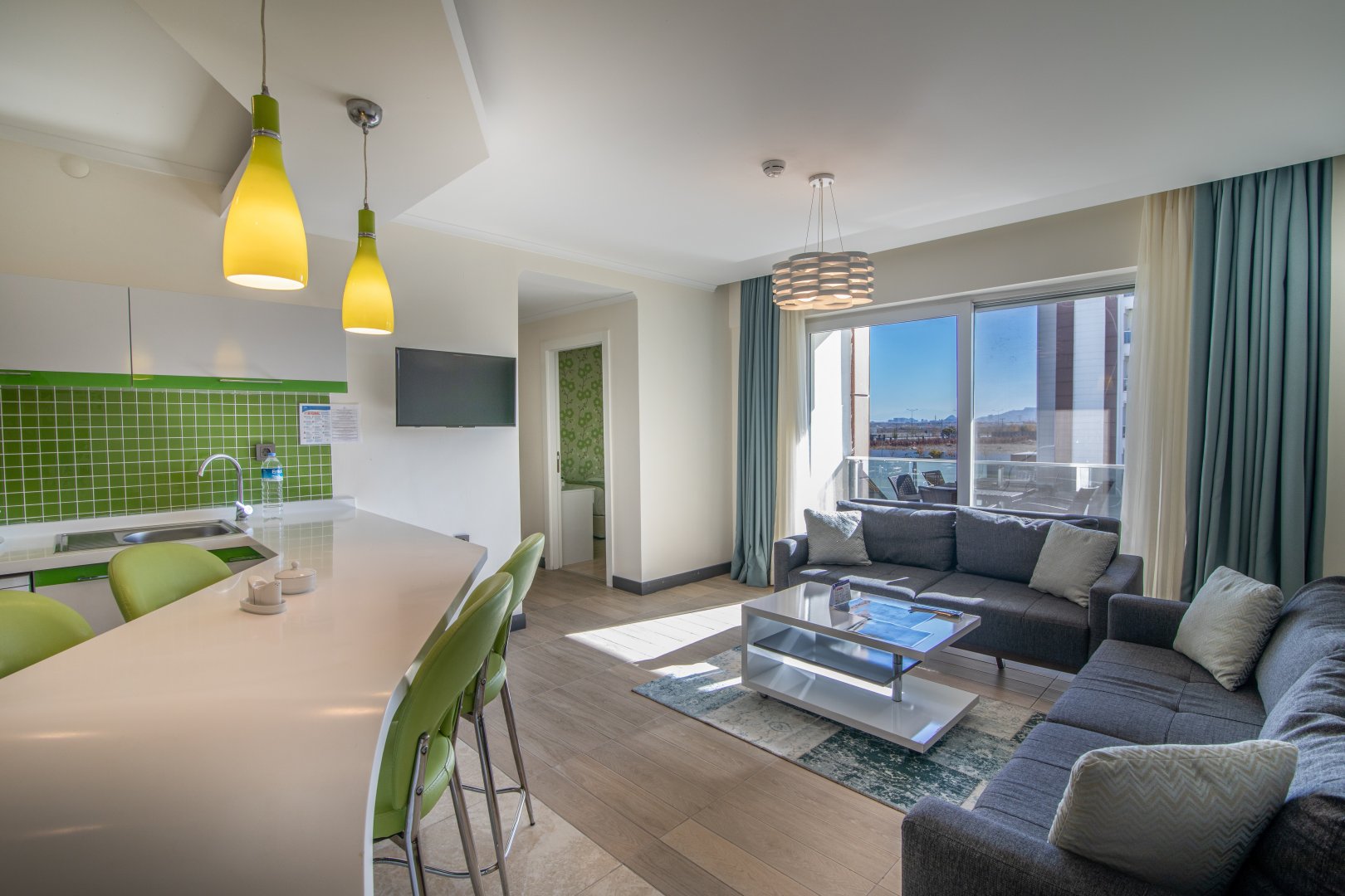 Aile Suit Bahçe Manzaralı